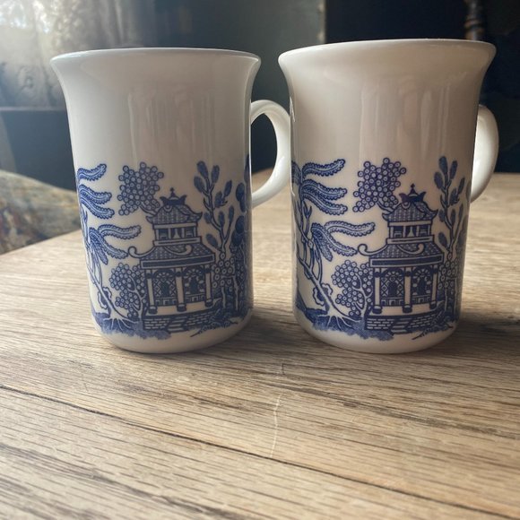 Set of 2 Blue Willow Coffee Mugs Churchill Made in‎ England - Picture 1 of 4